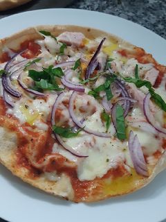 Una foto de Pizza en pan árabe o pan pita