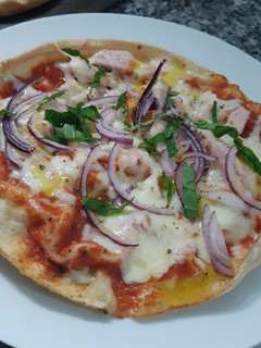 Una foto de Pizza en pan árabe o pan pita