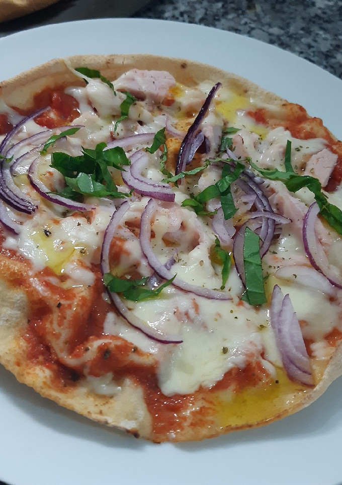 Una foto de Pizza en pan árabe o pan pita