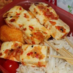 A picture of Haloumi Satay with Tomato and Onion.