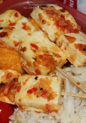 A picture of Haloumi Satay with Tomato and Onion.