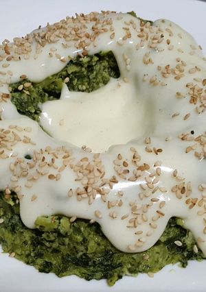 Una foto de Budín verde de brócoli y acelga con salsa blanca