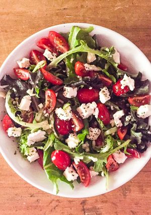Une photo de Salade fraîcheur de jeunes pousses, tomates basilic et feta