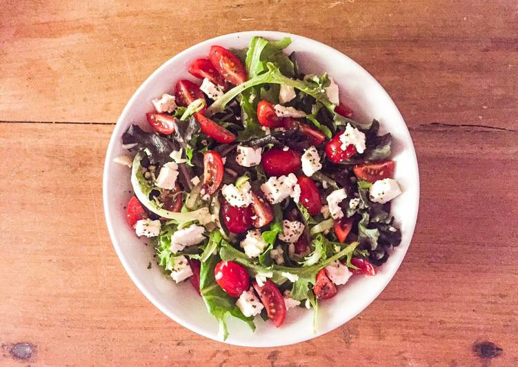 Comment Cuisiner Salade fraîcheur de jeunes pousses, tomates basilic et fêta