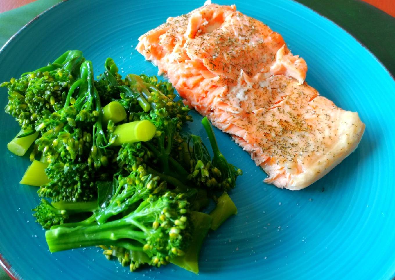 Salmón al horno con bimi al vapor