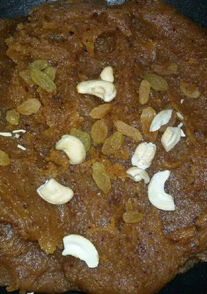A picture of Besan ka halwa.