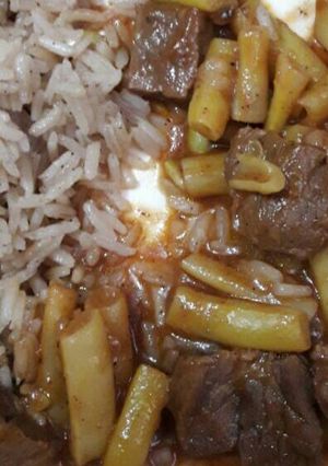 صورة لوصفة فاصولياء صفراء مع لحم عجل ورز