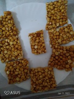 દાળિયા ની ચીકી (Daliya Chiki Recipe In Gujarati) રેસીપી મુખ્ય ફોટો