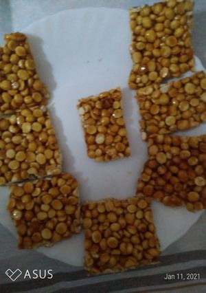 દાળિયા ની ચીકી (Daliya Chiki Recipe In Gujarati) રેસીપી મુખ્ય ફોટો