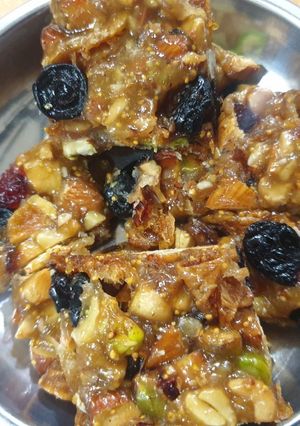ડ્રાયફ્રુટ ચીક્કી (Dryfruit Chikki Recipe In Gujarati) રેસીપી મુખ્ય ફોટો