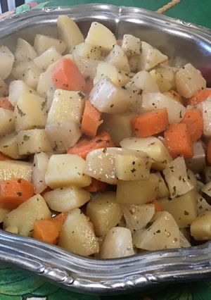 Une photo de Pommes de terre, carottes et navets marteaux fruités