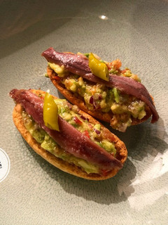 Una foto de 🌿Pintxo de guacamole, cantábrica y piparra 🌿