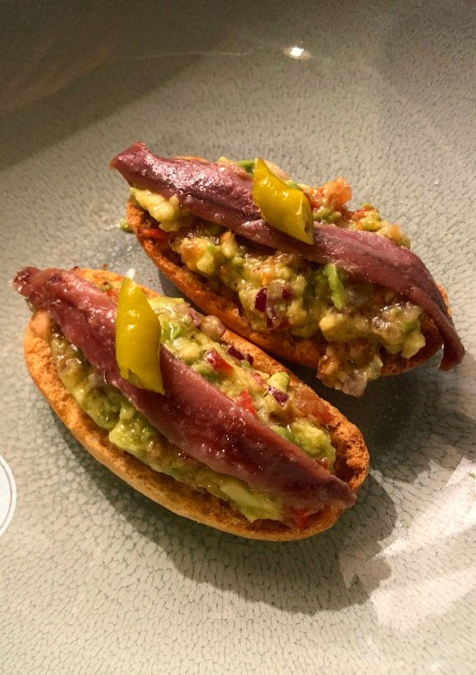 Una foto de 🌿Pintxo de guacamole, cantábrica y piparra 🌿