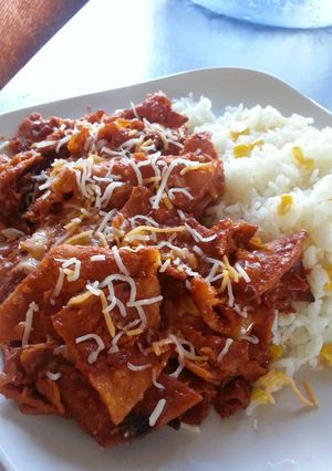 Una foto de Chilaquiles rojos. 
