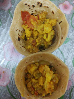 சுருட்டு சப்பாத்தியும் காலிபிளவர் மஞ்சூரியன் செய்முறை முக்கிய புகைப்படம்