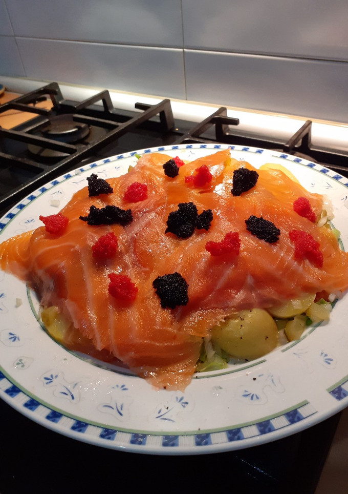 Una foto de Ensalada de patata y salmón
