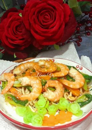 Hình của món Mì xào giòn với tôm và rau củ.