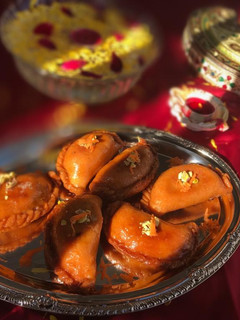 A picture of Gajar (Carrot) halwa Gujiya.