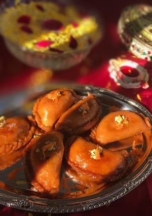 A picture of Gajar (Carrot) halwa Gujiya.