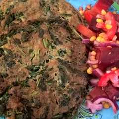 A picture of Tortilla de achicoria con ensalada multicolor!.