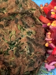 Una foto de Tortilla de achicoria con ensalada multicolor!
