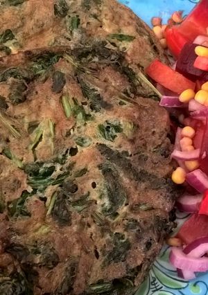 Una foto de Tortilla de achicoria con ensalada multicolor!