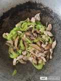 ผัดอกไก่เห็ดหอมพริกหยวก