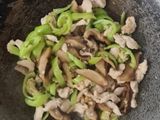 ผัดอกไก่เห็ดหอมพริกหยวก