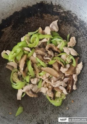 รูปของ ผัดอกไก่เห็ดหอมพริกหยวก