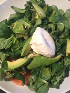 Una foto de Ensalada de salmón y aguacate con canónigos y huevo poché