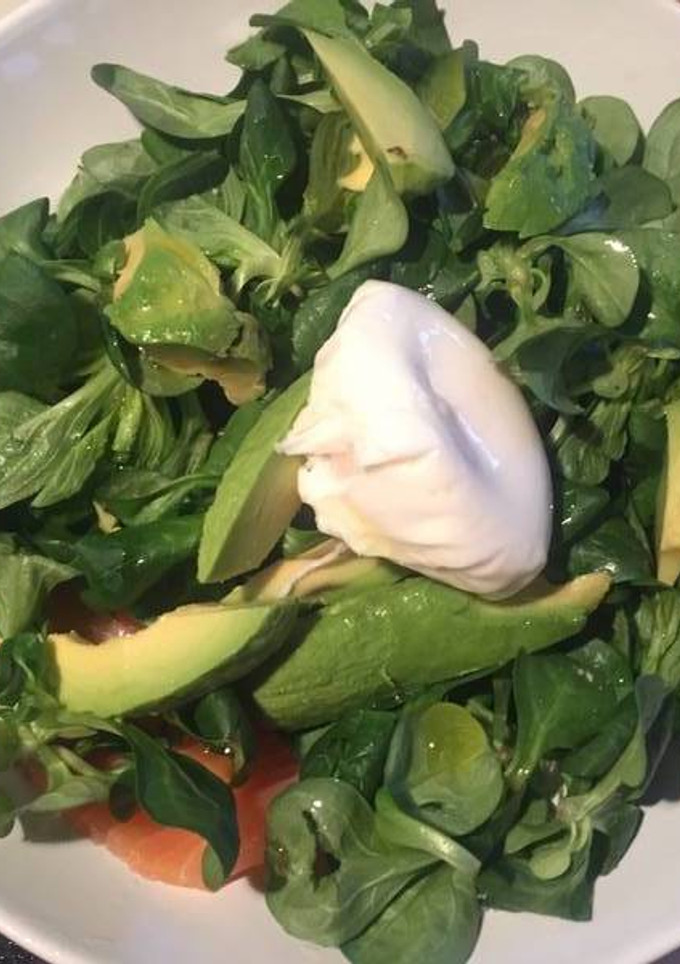 Una foto de Ensalada de salmón y aguacate con canónigos y huevo poché
