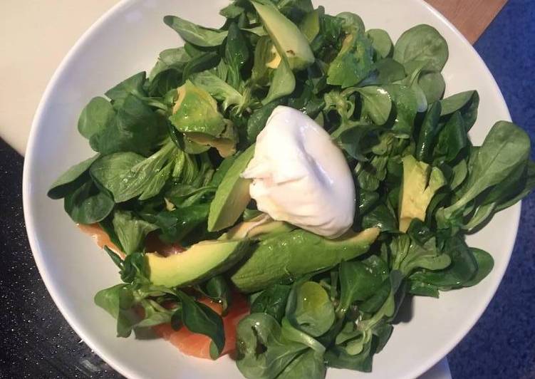 Ensalada de salmón y aguacate con canónigos y huevo poché