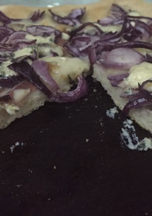 Una foto de Pizza de jamón crudo, cebolla morada y roquefort