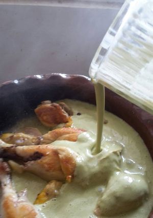Una foto de Pollo en salsa verde