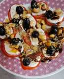 Ruleta de tomates con queso fresco, frutos secos, aceitunas y orégano