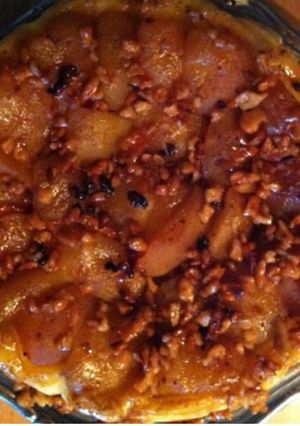 Une photo de Tarte tatin aux pignons et noisettes caramélisées