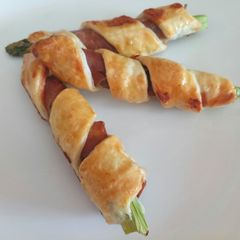 A picture of Asparagus and prosciutto twists.
