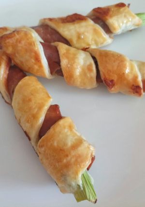 A picture of Asparagus and prosciutto twists.