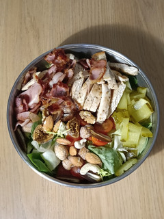 Una foto de Ensalada con pollo y bacon 😋