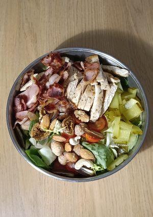 Una foto de Ensalada con pollo y bacon 😋