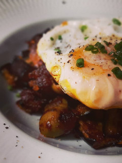 Una foto de Caponata siciliana con huevo frito