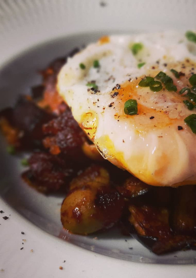 Una foto de Caponata siciliana con huevo frito