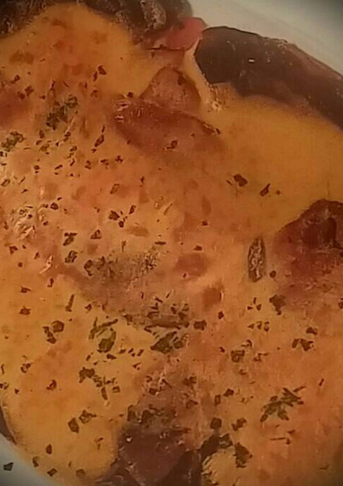 Una foto de Jamón serrano con salsa