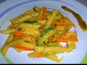 Una foto di penne in salsa