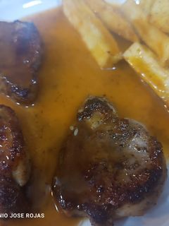 Una foto de Salsa para patatas y carne