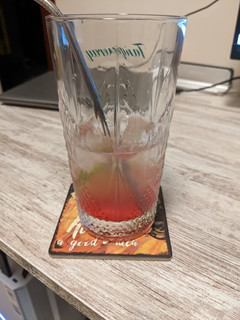 Una foto de Cocktail gin rosado
