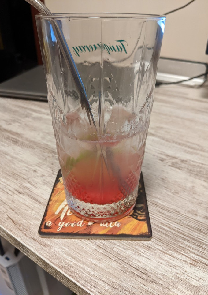 Una foto de Cocktail gin rosado