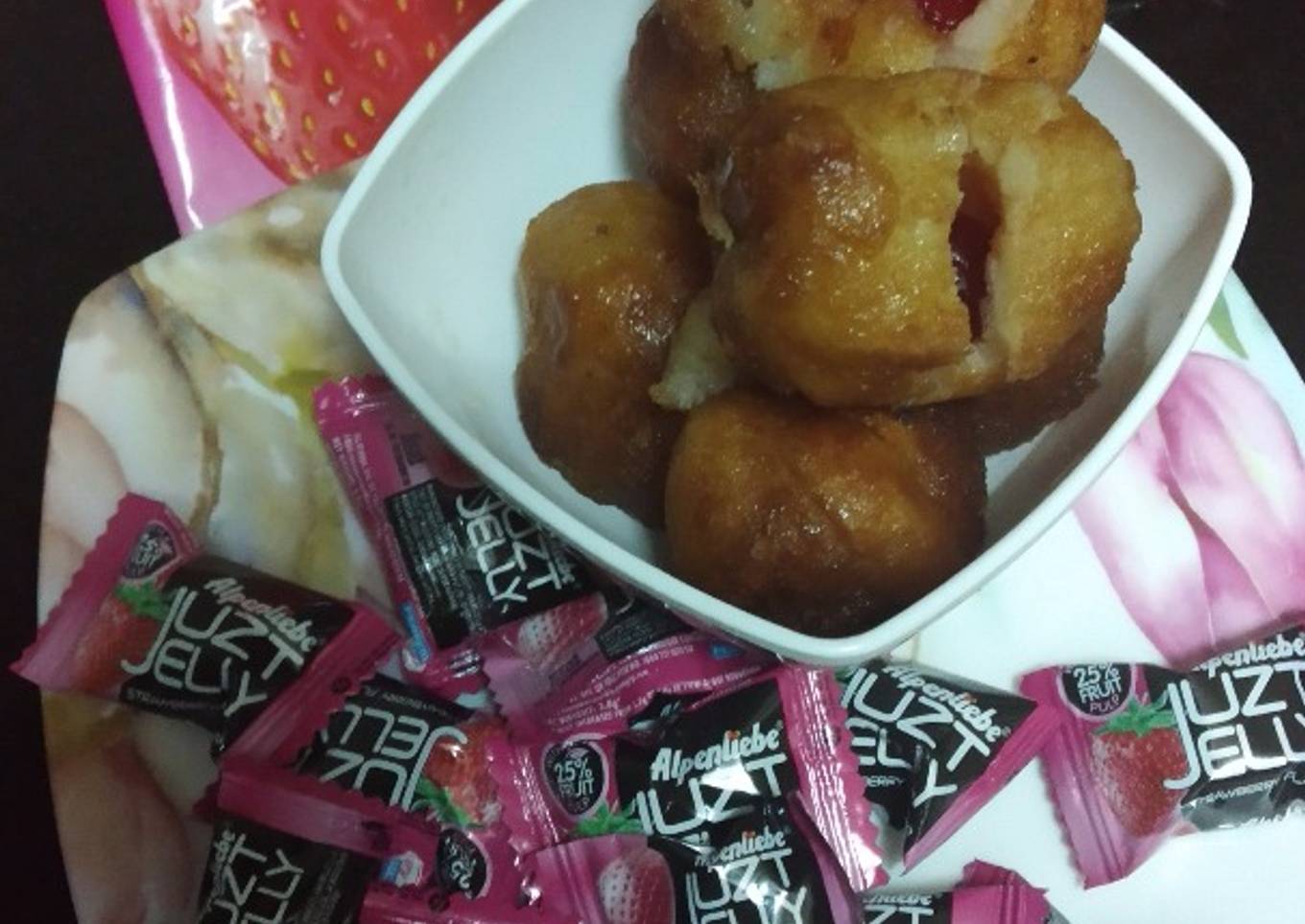 Jelly rolls filled with sweets