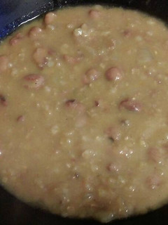 Una foto de Fabes pintas con arroz