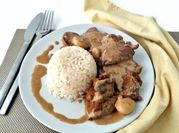 Una foto de adobo para contramuslos de pollo